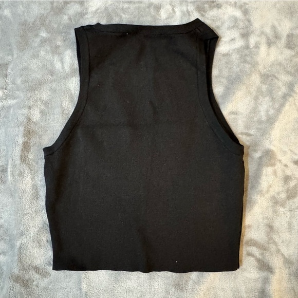 Zara Black Sleeveless Crop Top

#1258 - Picture 6 of 6